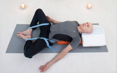 YOGA TERAPÉUTICO · LUNES Y MIÉRCOLES A LAS 10:30
